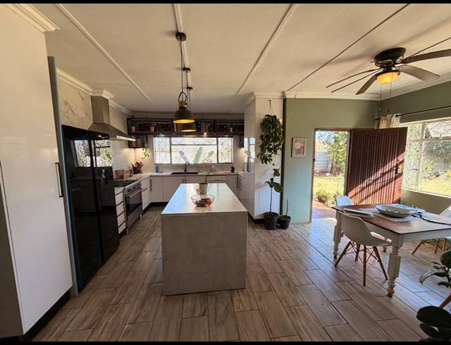 4 BEDROOM HOUSE FOR SALE IN DRIE RIVIERE